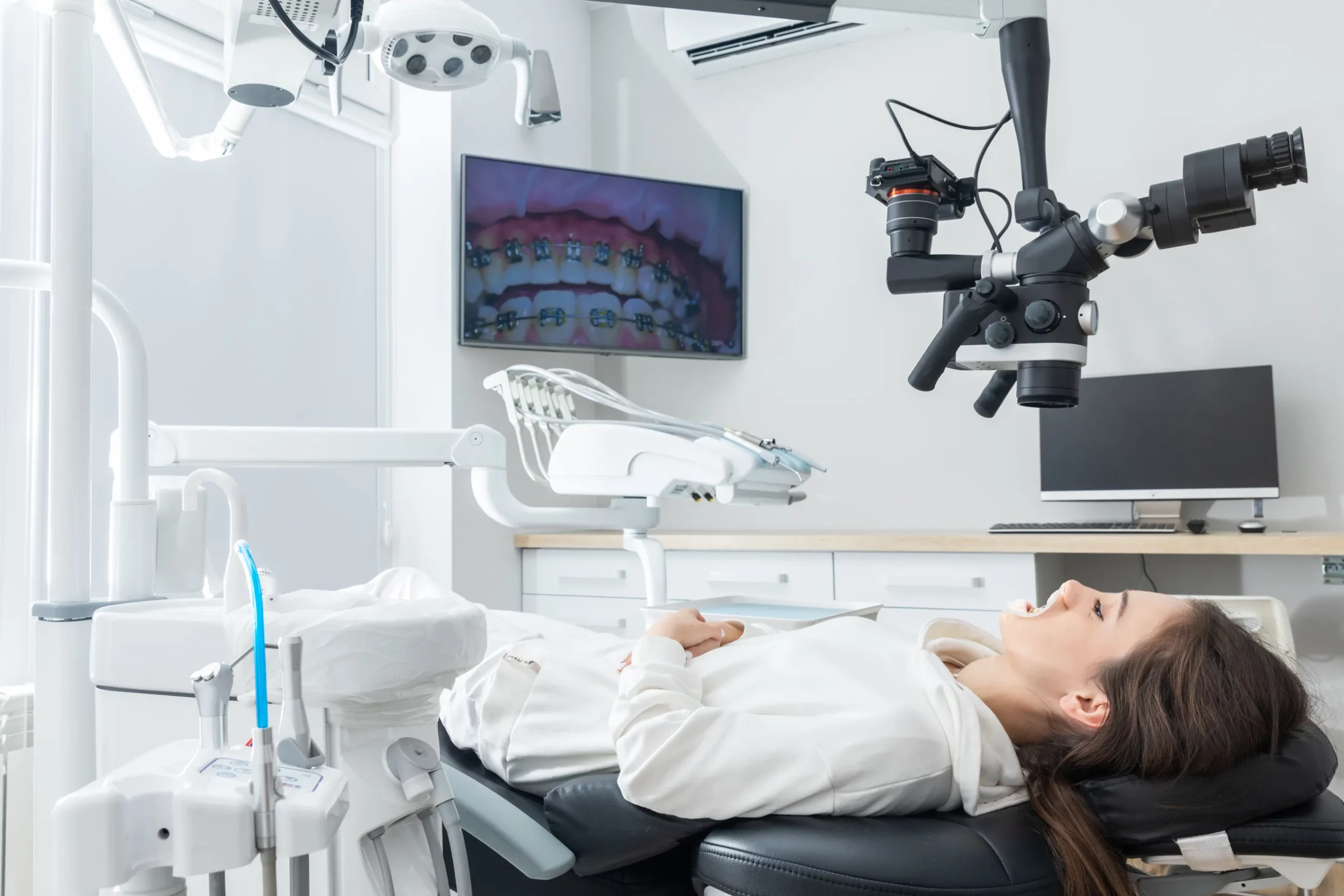 using-dental-microscope-treating-patient-teeth-dental-clinic-office-medicine-dentistry-health-care-concept-dental-equipment